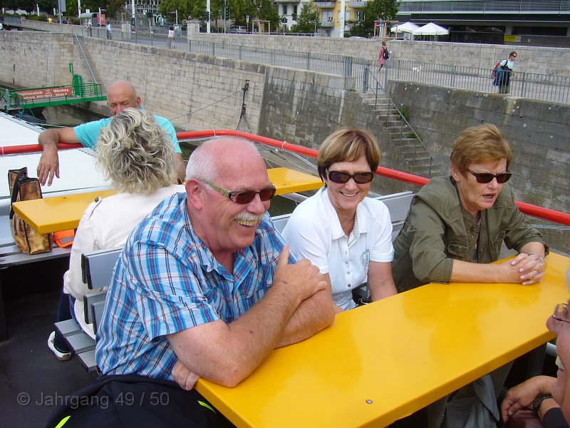 wuerzburg022.jpg - Mit dem Schiff gehts nach Veitshöchheim